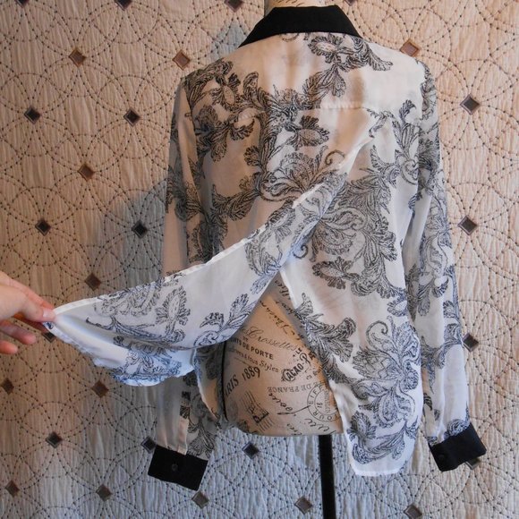 3/$10 Kenneth Cole Sheer Wrap Back Button Down S - Picture 5 of 7